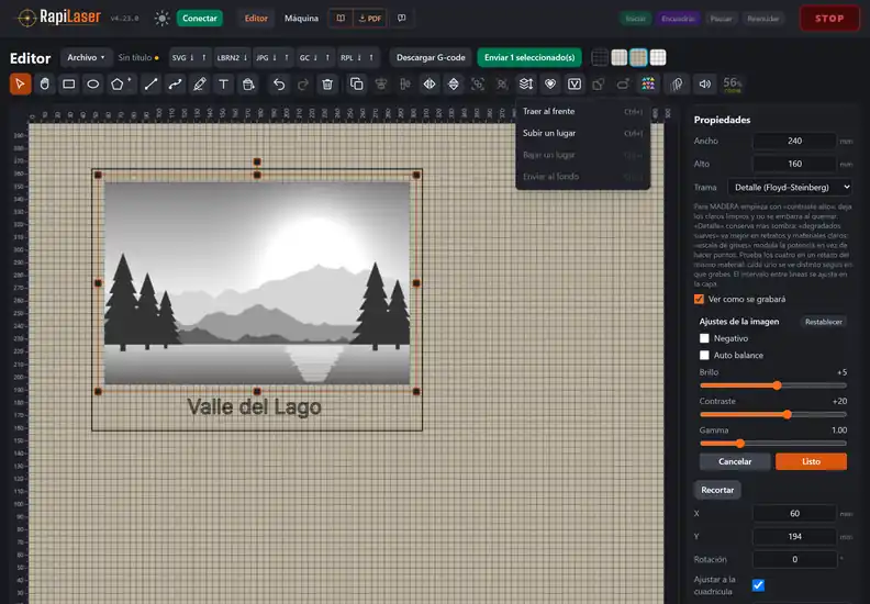 Editor de RapiLaser con la imagen de un paisaje de montañas, lago y pinos vista como se grabará, dentro de una placa con su contorno de corte y su título, los Ajustes de la imagen con brillo, contraste y gamma, y el menú Ordenar abierto